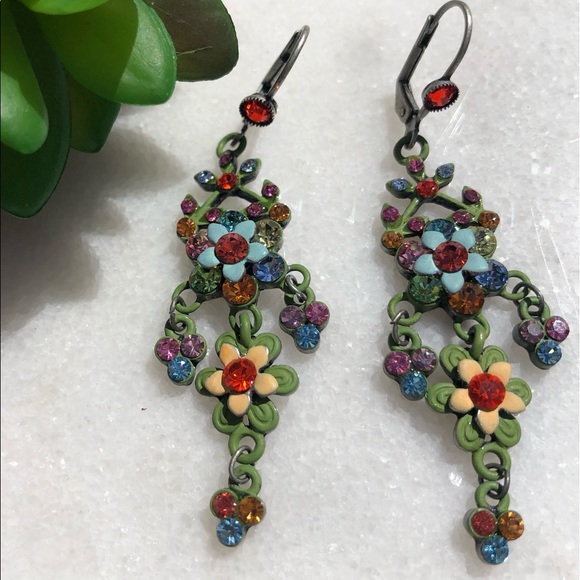 Vintage Feel Flowery Earrings. - Picture 5 of 10